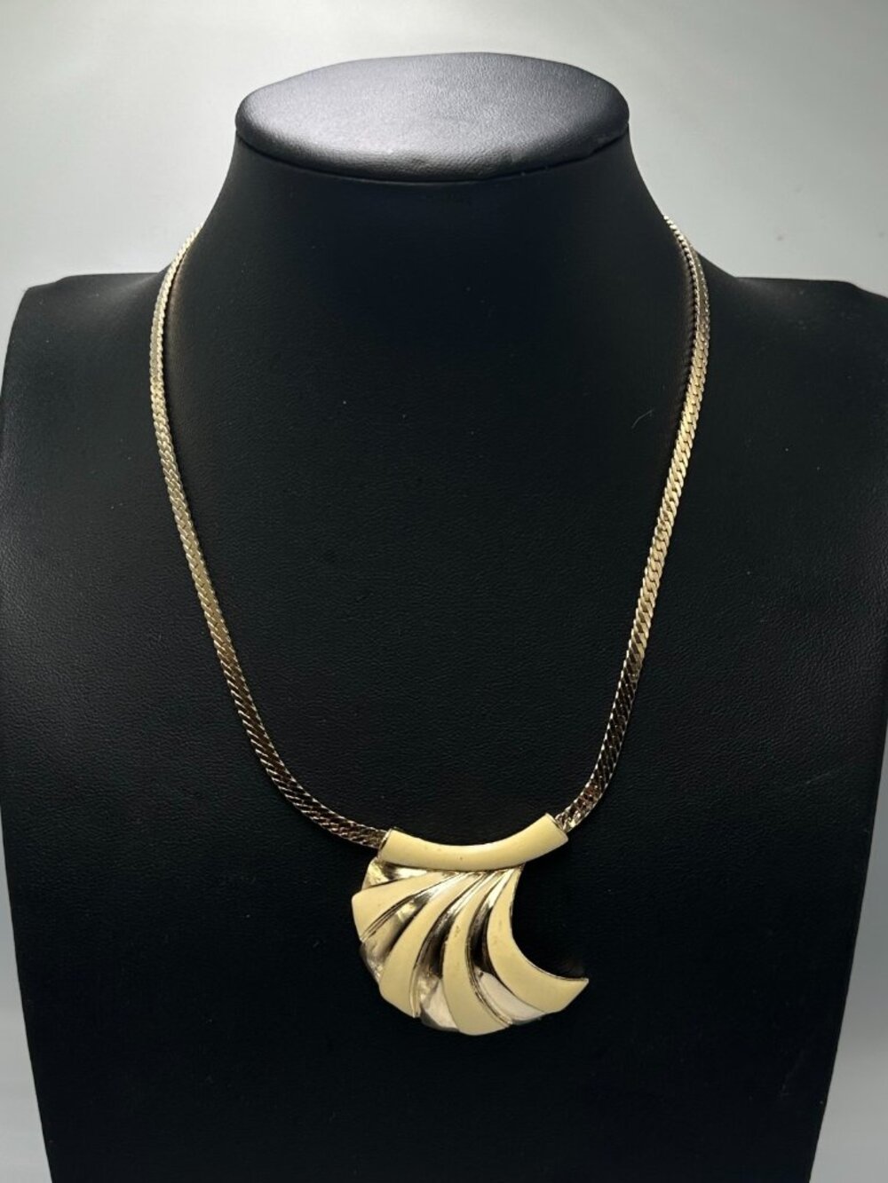 Vintage Necklace Gold Tone Abstract Fan Swirl Pendant Modern Statement Jewelry